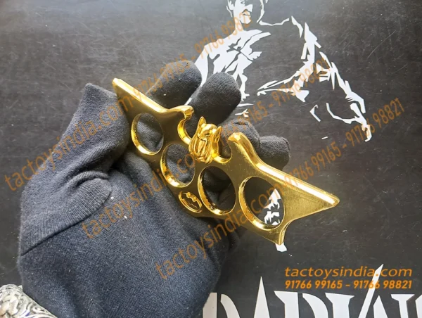 Batarangwideflip-ableknucklepunchwithspikes - Batarang wide flip able knuckle punch with spikes 4